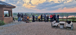 Besucher am Aussichtspunkt Bergener-See