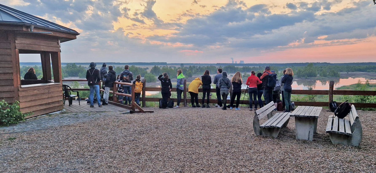 Besucher am Aussichtspunkt Bergener-See